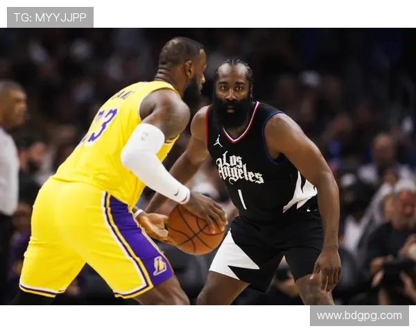 哈登再度燃尽赛场格莱姆斯手肘碰撞引发热议